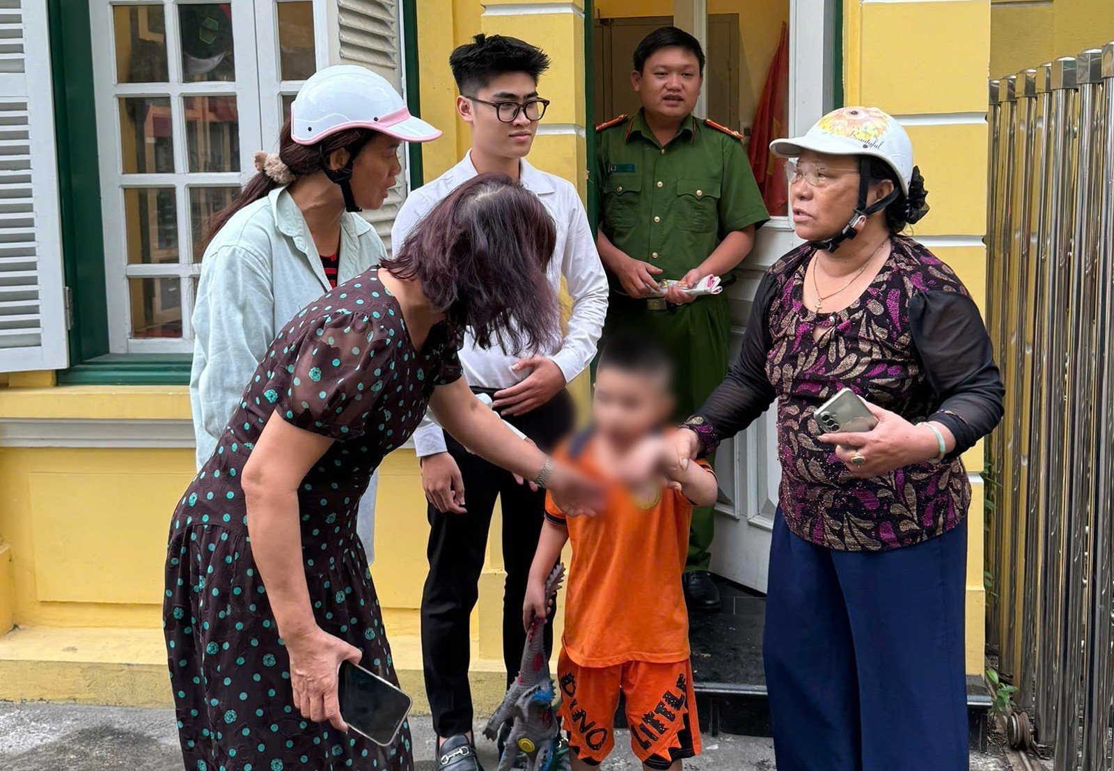 Công an phường Hồng Bàng biểu dương công dân giúp đỡ cháu bé đi lạc